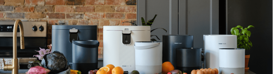 Modèle phare FoodCycler Eco 5 en gris et blanc (à gauche) et modèle compact FoodCycler Eco 3 qui sera bientôt lancé en gris et blanc (à droite).